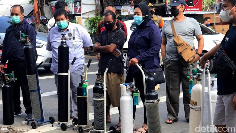 Melonjaknya kasus COVID-19 di Jakarta membuat kebutuhan akan permintaan oksigen juga ikut naik. Antrean disalah satu gerai isi ulang Oksigen medis pun sampai mengular.