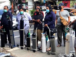 Corona Makin Liar, Antrean Isi Ulang Oksigen Mengular