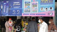Warga datang ke apotek untuk membeli vitamin dan beragam alat kesehatan lainnya.