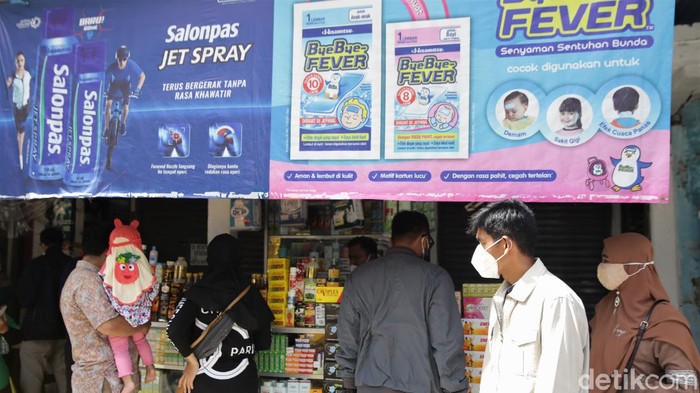Kasus COVID-19 yang melonjak di Indonesia membuat permintaan akan vitamin meningkat. Akibatnya, apotek di Bekasi pun ramai didatangi warga.