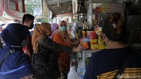 Tak sedikit warga yang berdatangan ke apotek atau toko-toko kesehatan untuk membeli vitamin dan obat agar meningkatkan daya tahan tubuh.