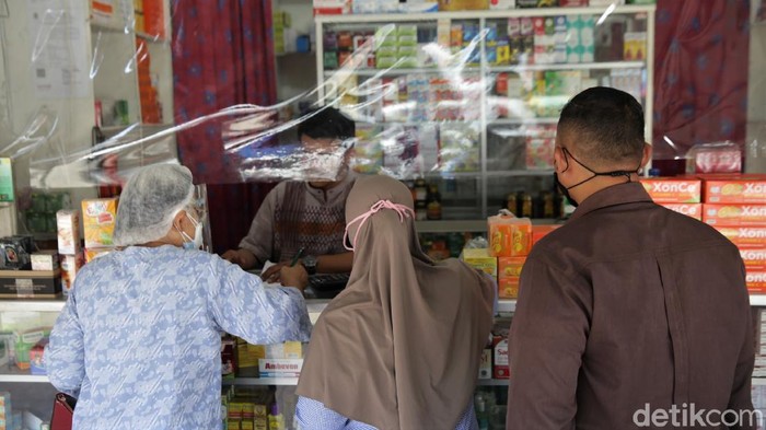 Kasus COVID-19 yang melonjak di Indonesia membuat permintaan akan vitamin meningkat. Akibatnya, apotek di Bekasi pun ramai didatangi warga.