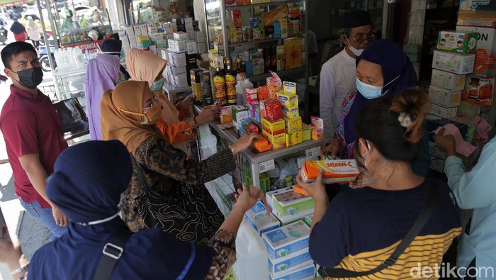 Corona Menggila, Apotek di Bekasi Diserbu Warga Kasus COVID-19 yang melonjak di Indonesia membuat permintaan akan vitamin meningkat. Akibatnya, apotek di Bekasi pun ramai didatangi warga.