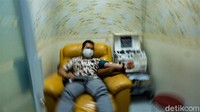 Seorang penyintas COVID-19 tengah mendonorkan plasma konvalesen di PMI Tangsel, Kecamatan Serpong, Jumat (2/7/2021).