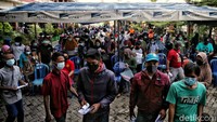 Ratusan warga mengikuti program vaksinasi COVID-19 massal di kawasan SDN Warakas 01 Pagi, Tanjung Priok, Jakarta Utara, Jumat (2/7/2021). 