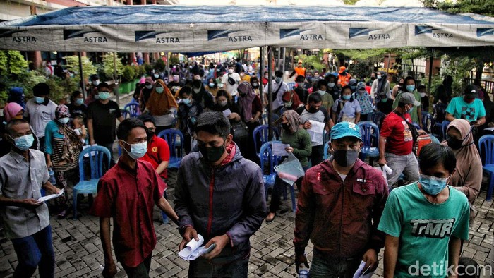 Pemerintah Indonesia gencarkan program vaksinasi massal di tengah meningkatnya kasus Corona. Hal itu dilakukan sebagai bagian dari upaya penanggulangan pandemi.