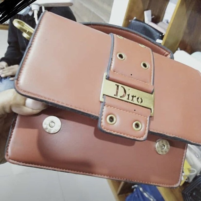 Kira-kira Diro ini siapa ya? Apakah mungkin nama pembuat atau justru pemilik tasnya? Foto: Twitter/@txtfrombrand