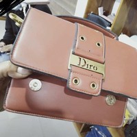 Kira-kira Diro ini siapa ya? Apakah mungkin nama pembuat atau justru pemilik tasnya? Foto: Twitter/@txtfrombrand