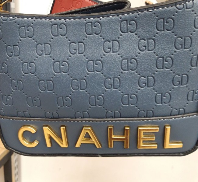 Sekilas merek tasnya terlihat seperti merek ternama. Tapi kalau diperhatikan lagi kok sepertinya ada yang aneh ya.. Foto: Twitter/@Faiaraitocb