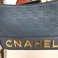 Sekilas merek tasnya terlihat seperti merek ternama. Tapi kalau diperhatikan lagi kok sepertinya ada yang aneh ya.. Foto: Twitter/@Faiaraitocb