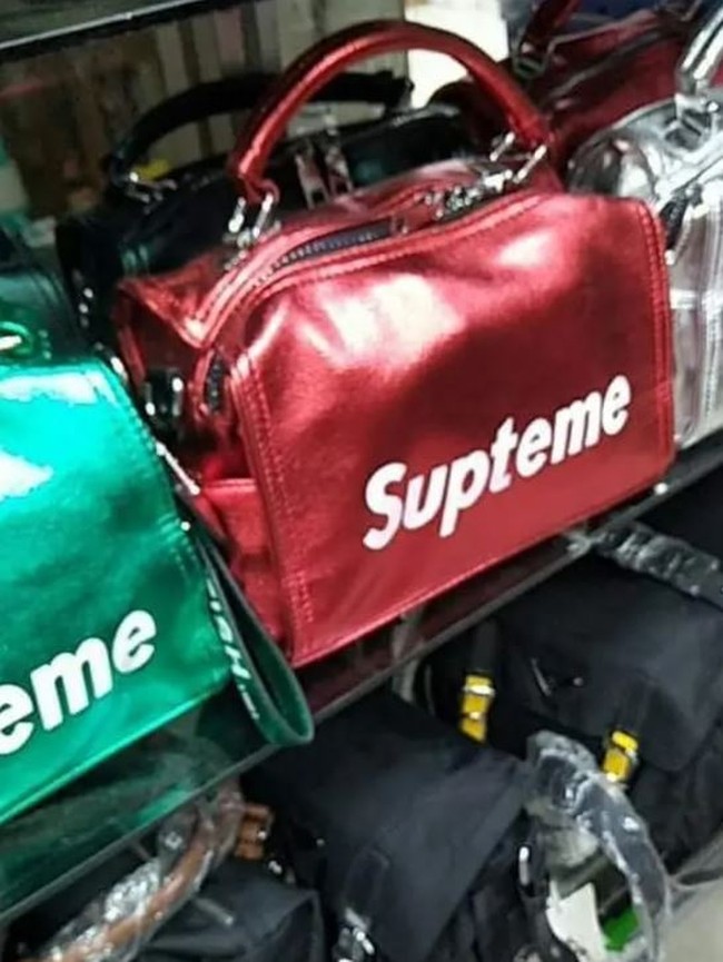 Positif thinking, mungkin memang ada kesalahan penulisan saat pembuatannya. Mungkin saat itu yang membuat tasnya sedang kurang tidur. Foto: Instagram/@sukijan.id