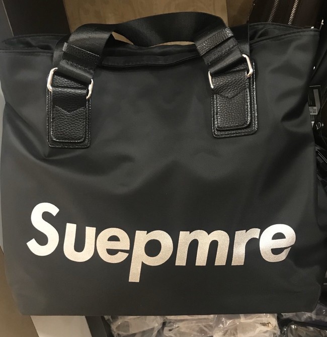 Tas branded dengan kearifan lokal. Kalau seperti ini kayaknya yang lihat jadi gagal iri deh.. Foto: Twitter/@rikadaa