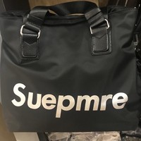 Tas branded dengan kearifan lokal. Kalau seperti ini kayaknya yang lihat jadi gagal iri deh.. Foto: Twitter/@rikadaa