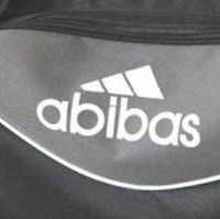 Merek fashion olahraga yang satu ini pasti langka, tidak bisa di temukan di sembarang tempat. Kamu pernah lihat yang seperti ini? Foto: 1cak.com