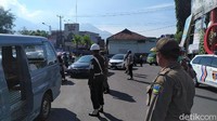 Simulasi PPKM Darurat dilaksanakan di kawasan Bundaran Simpang Lima, Kecamatan Tarogong Kidul, Garut. 