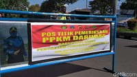 Petugas gabungan melakukan simulasi kebijakan Pemberlakuan Pembatasan Kegiatan Masyarakat (PPKM) Darurat di Garut, Jawa Barat, Jumat (2/7/2021).