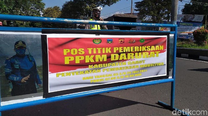 Garut gelar simulasi PPKM Darurat. Sejumlah warga yang kedapatan tak menggunakan masker saat beraktivitas di luar rumah pun didata oleh petugas.