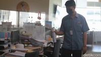Wakil Gubernur DKI Jakarta Ahmad Riza Patria memastikan akan ada sanksi berat bagi siapa pun yang melanggar ketentuan PPKM Darurat. Tak hanya itu, Riza memastikan pihaknya juga memperketat pengawasan perkantoran maupun kegiatan di sektor esensial ataupun nonesensial lainnya. Monitoring, sebutnya, dilakukan bersama unsur tiga pilar. 