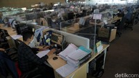 Sejumlah karyawan bekerja di ruangan kantor yang hanya berisi 25 persen dari kapasitas di salah satu perusahaan di Jakarta, Jumat (2/7/2021). 