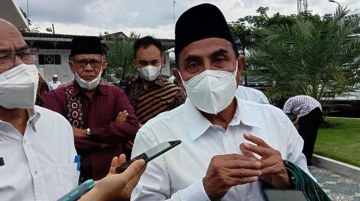 Gubsu Edy Rahmayadi (kemeja putih-peci hitam)-(Ahmad Arfah/detikcom)