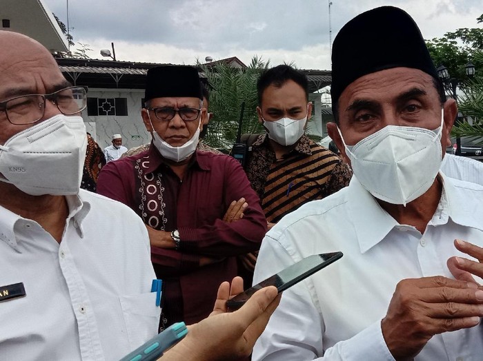 Gubsu Edy Rahmayadi (kemeja putih-peci hitam)-(Ahmad Arfah/detikcom)