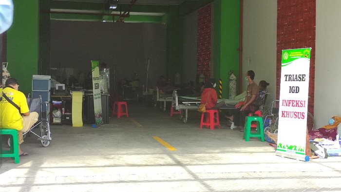 hall parkir RSI Siti Hajar Sidoarjo dijadikan ruang perawatan pasien COVID-19