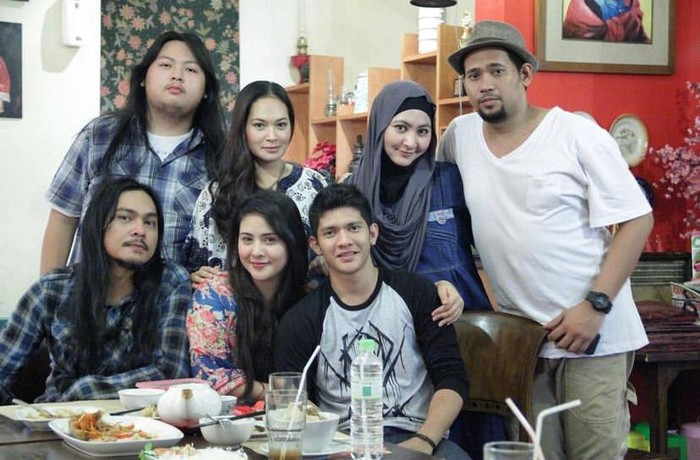 Iko Uwais Romantisnya Iko Uwais dan Audy Item saat Dinner dengan Menu Soto Betawi