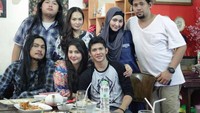Momen kulineran Iko Uwais bersama keluarga ini adalah momen saat acara Family Gathering.  Foto: Instagram @iko.uwais