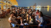 Iko Uwais juga sering mengajak keluarga besarnya untuk kulineran seru. Salah satunya di Jet Sky Cafe dengan pemandangan laut. Foto: Instagram @iko.uwais