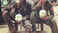 Momen kuliner Iko Uwais juga semakin seru saat bersama rekan syutingnya. Seperti pada momen ini, keduanya asyik minum air kelapa saat di lokasi syuting. Foto: Instagram @iko.uwais