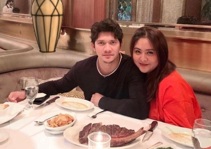 Romantisnya Iko Uwais dan Audy Item saat Dinner dengan Menu Soto Betawi