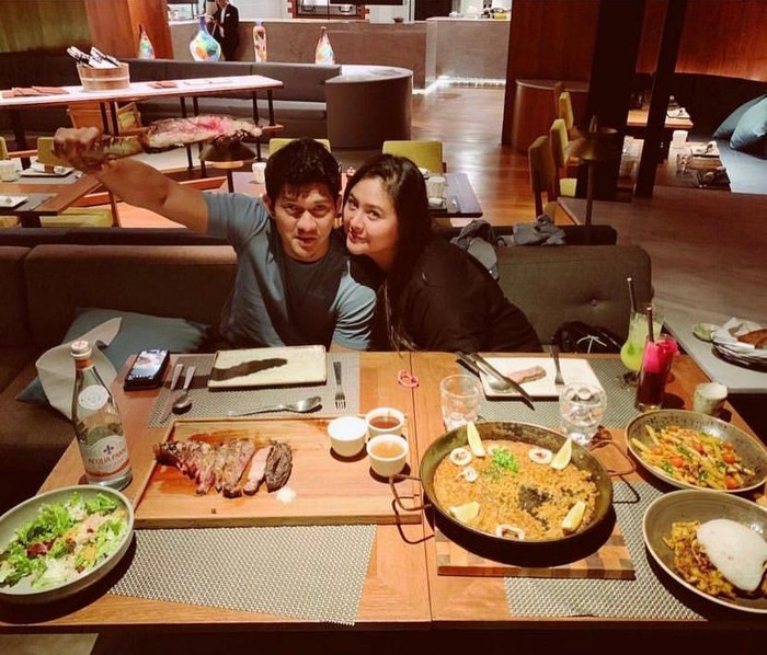 Romantisnya Iko Uwais dan Audy Item saat Dinner dengan Menu Soto Betawi