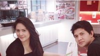 Tak harus mewah, dinner date Iko dan Audy ini hanya berlangsung di Foodcourt dengan menu soto Betawi. Foto: Instagram @iko.uwais