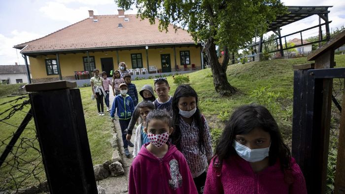 Ini Deretan Negara yang Sudah Vaksinasi COVID-19 untuk Anak SZIRAK, HUNGARY - MAY 28: Children walk from the
