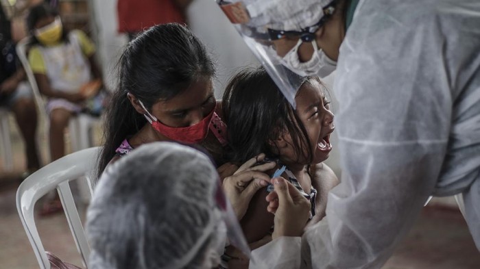 Ini Deretan Negara yang Sudah Vaksinasi COVID-19 untuk Anak Program vaksinasi COVID-19 untuk anak sudah mulai dilaksanakan di Indonesia. Menurut keterangan Kementerian Kesehatan (Kemenkes), vaksinasi COVID-19 tahap ketiga ini juga menyasar kelompok anak usia 12-17 tahun.