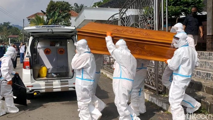 Pemakaman dalang kondang Ki Manteb Sudharsono dilakukan dengan protap COVID-19. Isak tangis keluarga mewarnai pelepasan jenazah ke peristirahatan terakhirnya.