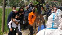Isak tangis mewarnai pelepasan jenazah ke tempat peristirahatan terakhirnya. Pihak keluarga sudah berusaha memberikan penanganan medis. Termasuk melakukan tes swab pada Ki Manteb. Kondisi Ki Manteb, lanjutnya, sempat mengalami sesak napas. Hingga akhirnya dalang legendaris ini meninggal pagi tadi.