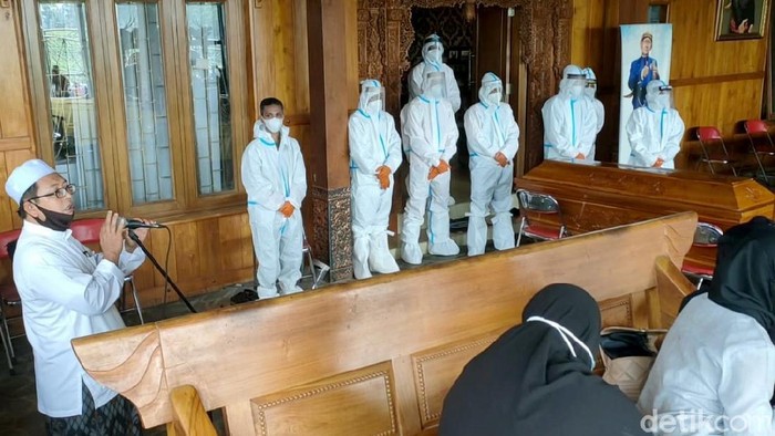 Isak Tangis Warnai Keberangkatan Jenazah Ki Manteb dengan Protap COVID-19 Pemakaman dalang kondang Ki Manteb Sudharsono dilakukan dengan protap COVID-19. Isak tangis keluarga mewarnai pelepasan jenazah ke peristirahatan terakhirnya.
