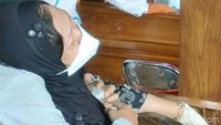 Sang istri tak kuat menahan kesedihan yang mendalam. Jenazah Ki Manteb Sudharsono rencananya akan dimakamkan di kompleks pemakaman khusus keluarga (pamijen) yang berada di Karangpandan, Karanganyar, tak jauh dari rumah tinggal almarhum.