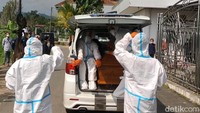 Pemakaman Ki Manteb Sudharsono juga dilakukan dengan Prosedur Prokes COVID-19. Almarhum meninggalkan seorang istri, Nyi Suwarti, serta enam putra-putrinya.
