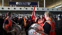 Pendemo membawa alat perkusi untuk memeriahkan aksi unjuk rasa di  bandara internasional Charles de Gaulle, Paris (2/7).  