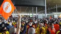 Para petugas bandara yang berunjukrasa berkumpul di terminal 2E atau terminal untuk kedatangan dan keberangkatan pesawat internasional.