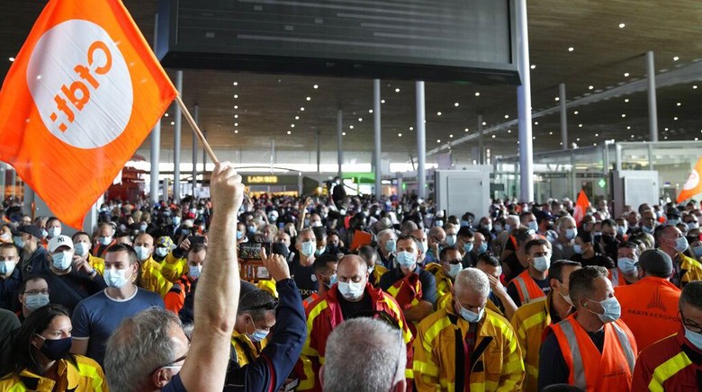 Para petugas Bandara Charles de Gaulle Prancis melakukan aksi unjukrasa. Akibatnya, para penumpang kebingungan lantaran jadwal penerbangan banyak yang terlambat