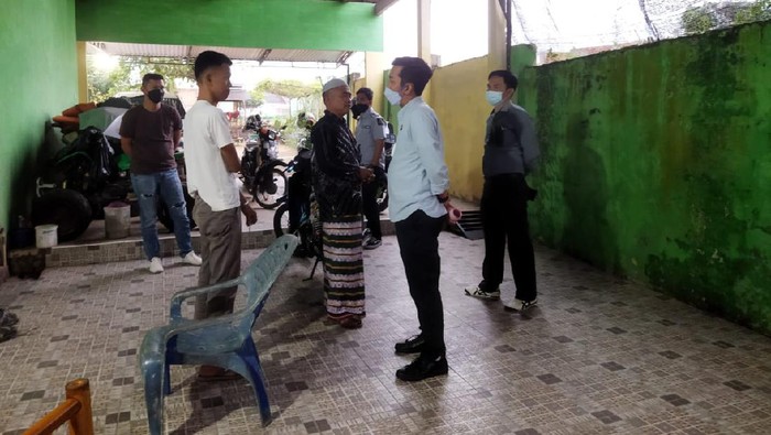 Jaksa saat mendatangi rumah eks pejabat Jambi tersangka korupsi (dok. Kejaksaan)
