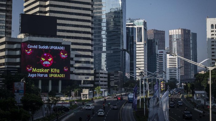 Sejumlah pekerja berjalan di jalur pedestrian Jalan Jenderal Sudirman, Jakarta, Jumat (2/7/2021). Pemerintah akan menerapkan PPKM Darurat di Pulau Jawa dan Bali mulai 3 Juli mendatang, salah satunya mewajibkan menerapkan work from home (WFH) atau bekerja dari rumah 100 persen untuk perkantoran yang bergerak di sektor non-esensial. ANTARA FOTO/Aprillio Akbar/foc.