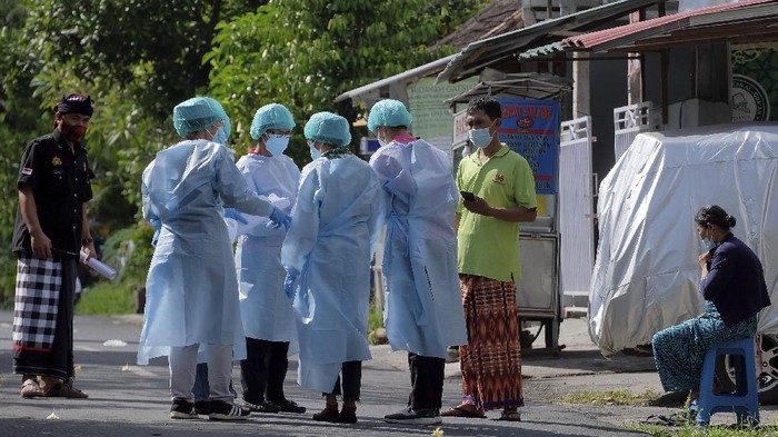 Petugas kesehatan mendata warga yang terpapar COVID-19 dan melakukan isolasi mandiri di Banjar Terunasari, Desa Dauh Puri Kaja, Denpasar, Bali, Kamis (1/7/2021). Satgas COVID-19 menerapkan PPKM Mikro secara ketat di kawasan tersebut menyusul 20 warga setempat dinyatakan positif COVID-19 setelah melakukan tes usap PCR yang diikuti 43 warga pada Selasa (29/6). ANTARA FOTO/Nyoman Hendra Wibowo/wsj.