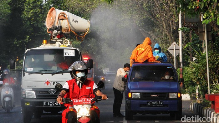 Personel Palang Merah Indonesia melakukan penyemprotan disinfektan di berbagai sudut kawasan Solo. Hal itu dilakukan sebagai pencegahan penyebaran virus Corona.