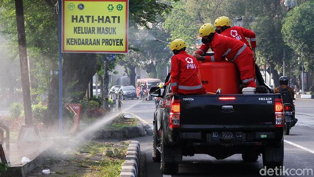 Personel Palang Merah Indonesia melakukan penyemprotan disinfektan di berbagai sudut kawasan Solo. Hal itu dilakukan sebagai pencegahan penyebaran virus Corona.