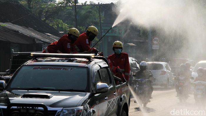Jelang PPKM Darurat, Area Publik di Solo Disemprot Disinfektan Personel Palang Merah Indonesia melakukan penyemprotan disinfektan di berbagai sudut kawasan Solo. Hal itu dilakukan sebagai pencegahan penyebaran virus Corona.