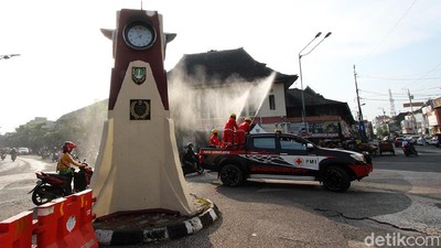 Kasus Corona Meningkat, Area Publik di Solo Disemprot Disinfektan